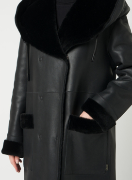 Удлиненная женская дубленка с капюшоном