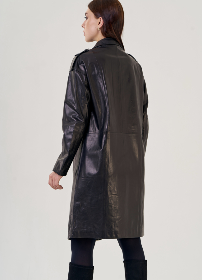 Женский плащ черного цвета  модель № 21584 в кредит