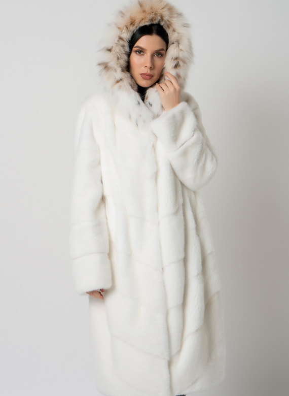 Белая шуба из норки с рысью
