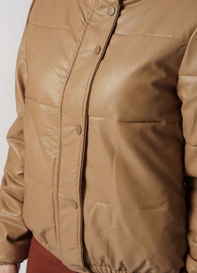 Утепленная куртка из эко кожи бежевого цвета модель № 20779 универмаг малина