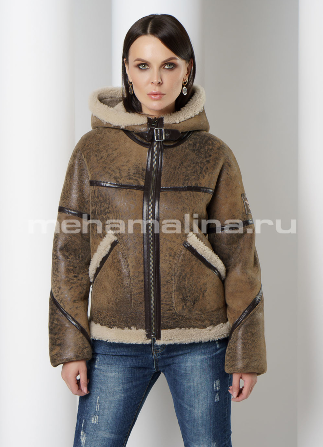 Укороченная дубленка на молнии с капюшоном, в коричневом цвете модель № 10483 меха малина