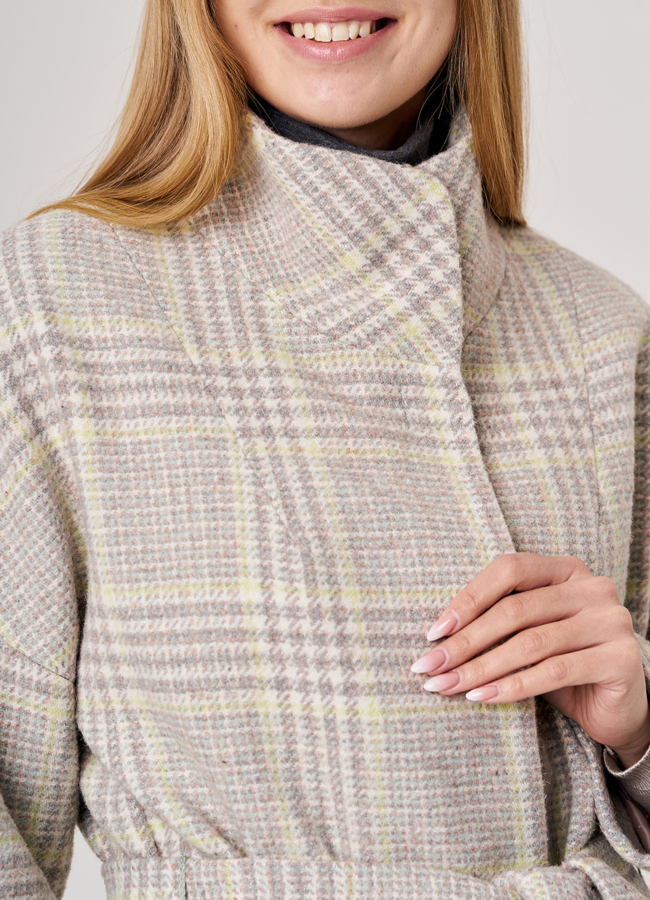 Укороченное женское пальто бежевого цвета с поясом модель № 3-7007/4-108 универмаг малина