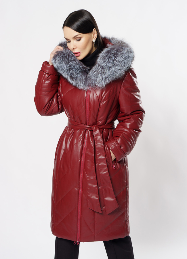 Пуховик из эко кожи красного цвета с поясом модель № 18259 в кредит