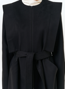 Женское длинное пальто с акцентными плечами