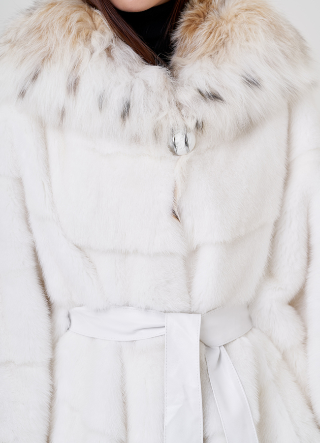 Белая шуба оверсайз с рысью модель № 23305 в рассрочку