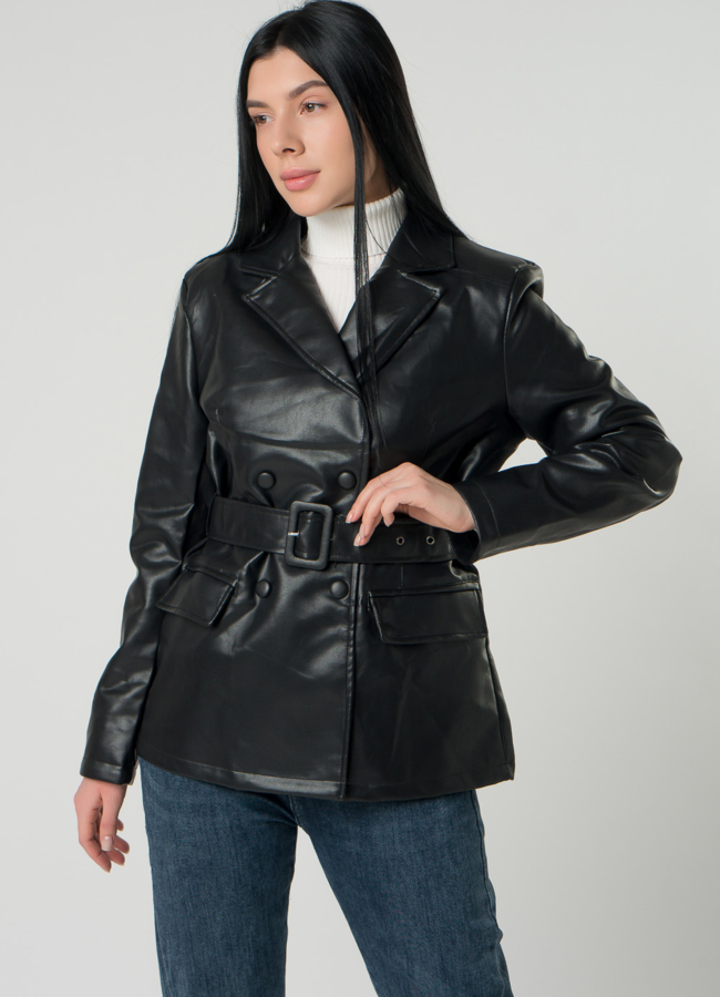 Женский пиджак черного цвета с поясом из эко кожи модель № 22408 меха малина