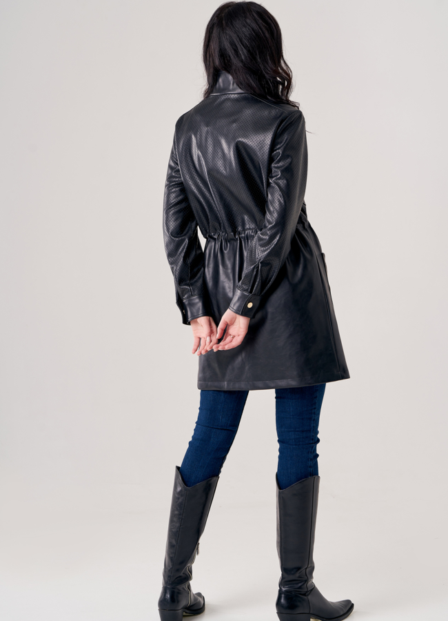 Плащ женский из эко кожи черного цвета модель № 20771 в рассрочку