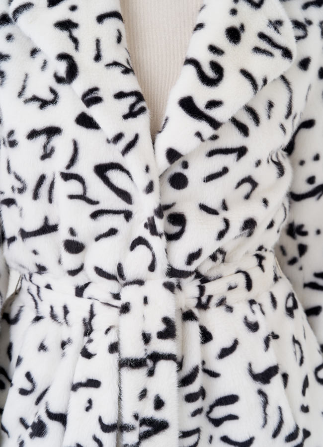 Женское пальто с английским воротником белого цвета  модель № 24114 универмаг малина