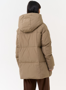 Женский пуховик с акцентными пуговицами Женский пуховик с акцентными пуговицами