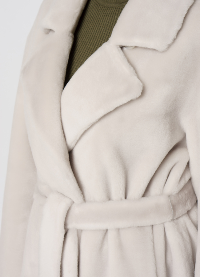 Пальто из эко меха в бежевом цвете с поясом модель № 21549 универмаг малина