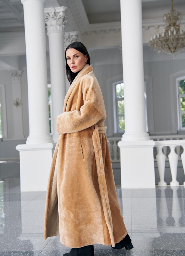 фото Двухсторонняя женская дубленка бежевого цвета  модель № 23246