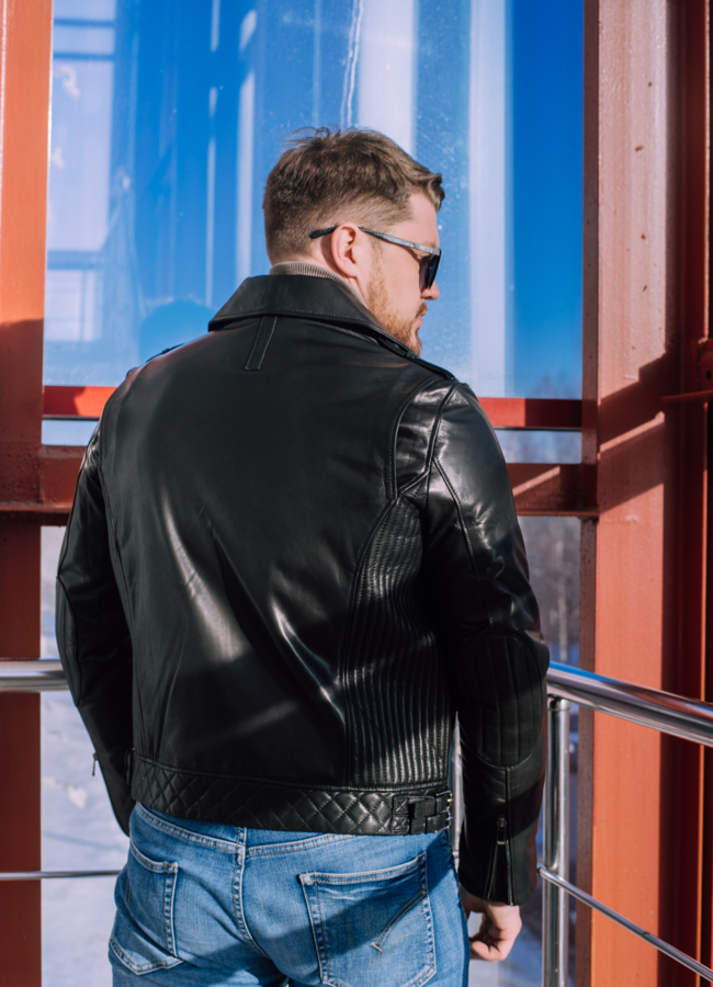 Куртка косуха черного цвета  модель № 22548 в рассрочку