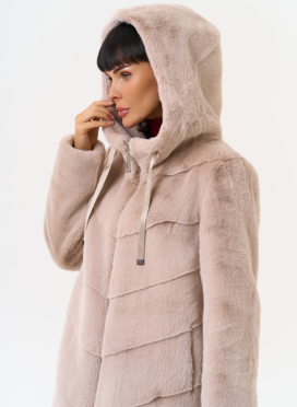 Женская шуба из эко меха с капюшоном Женская шуба из эко меха с капюшоном