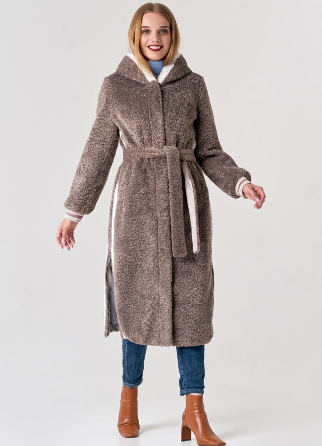 Удлиненное пальто с капюшоном в бежевом цвете модель № 21569 меха малина
