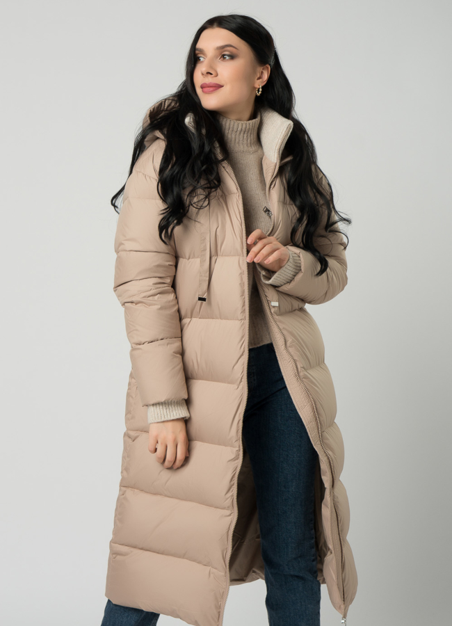 Пуховик женский бежевого цвета с капюшоном модель № 21676 в рассрочку