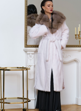 Белая шуба из норки с куницей