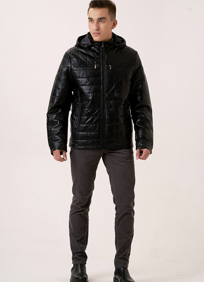 Куртка на утеплителе из эко кожи черного цвета  модель № 78937 меха малина