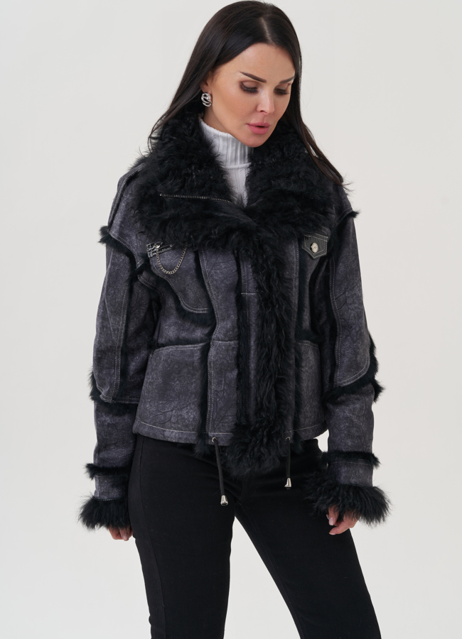 Женская куртка серого цвета с воротником из меха козлика модель № 25542 меха малина