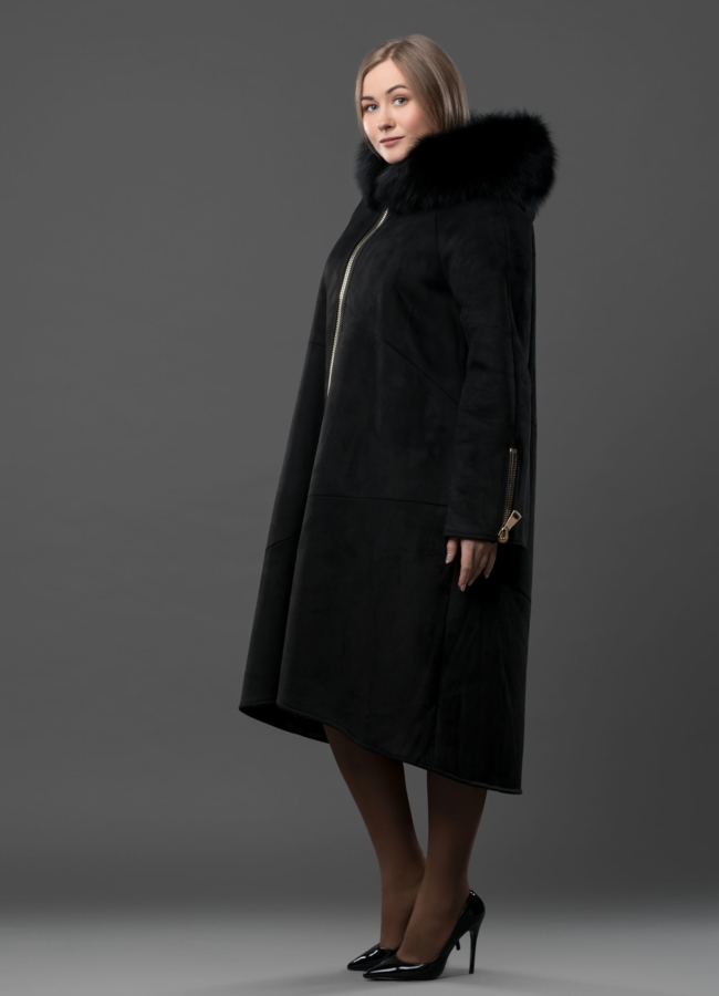 фото Дубленка черного цвета расклешенная на молнии с капюшоном, отделка песец модель № 019