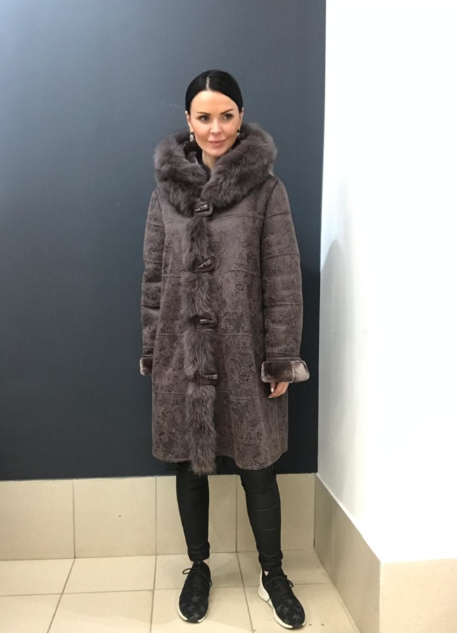 Дубленка с песцом, цвет коричневый модель № 1810 меха малина