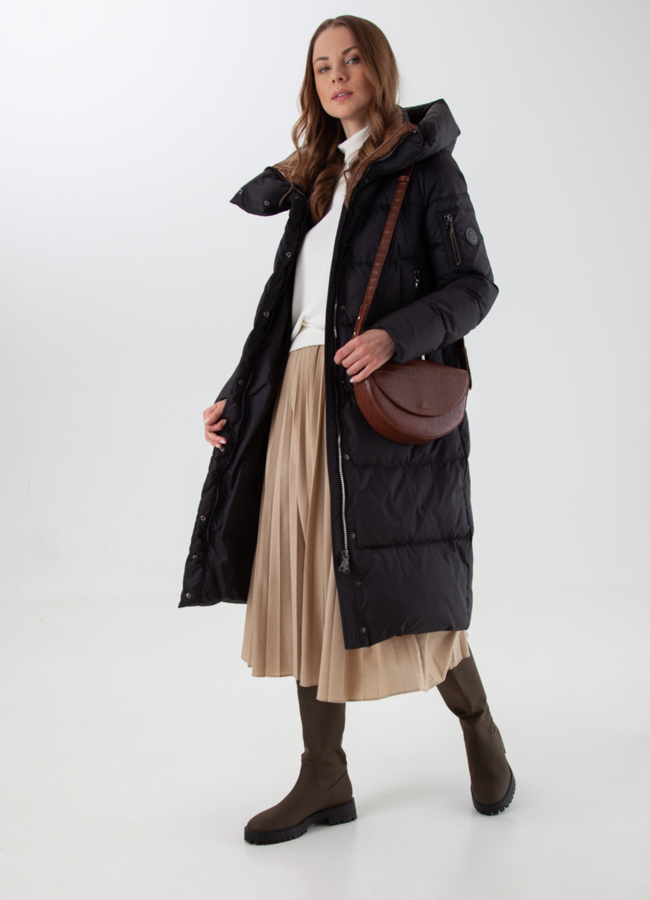 Пуховик женский черного цвета с капюшоном модель № 21093 универмаг малина