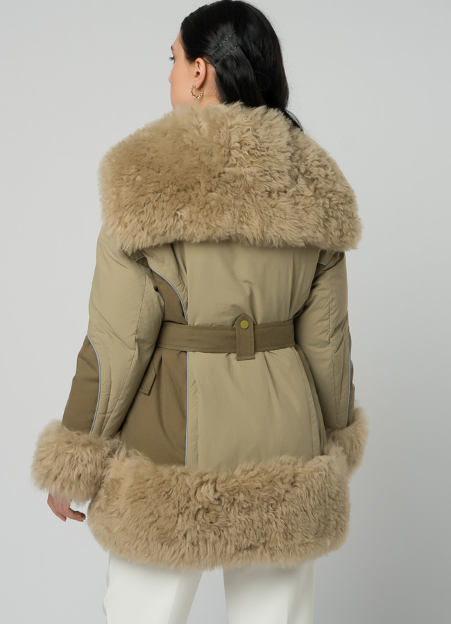 Женский пуховик зеленого цвета с отделкой из овчины модель № 21864 в кредит