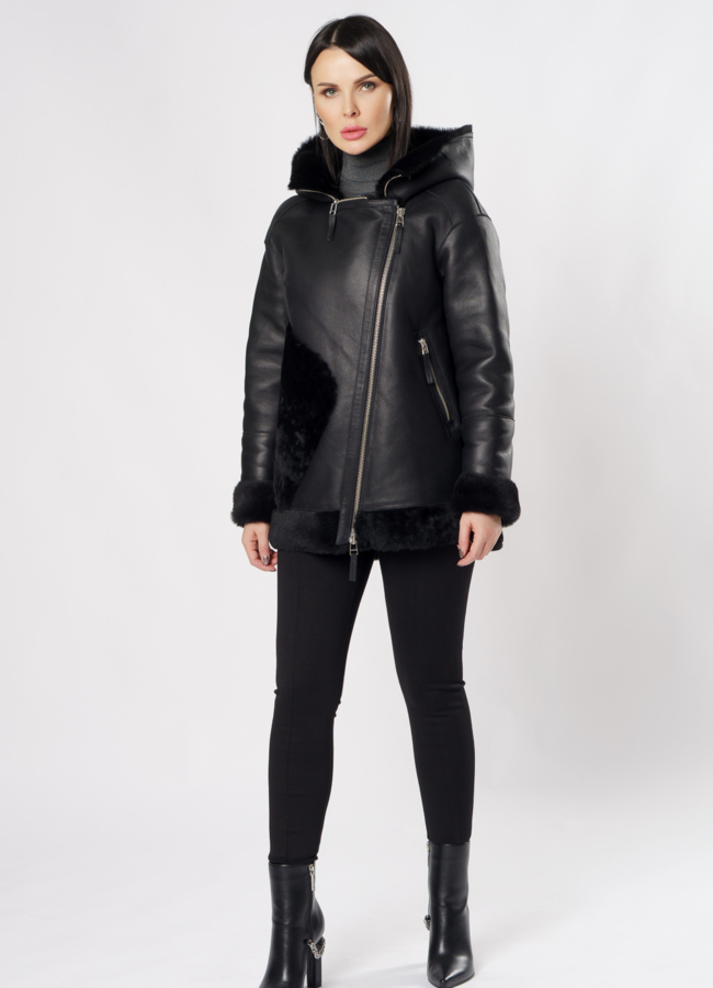 фото Укороченная дубленка с капюшоном черного цвета модель № 3633