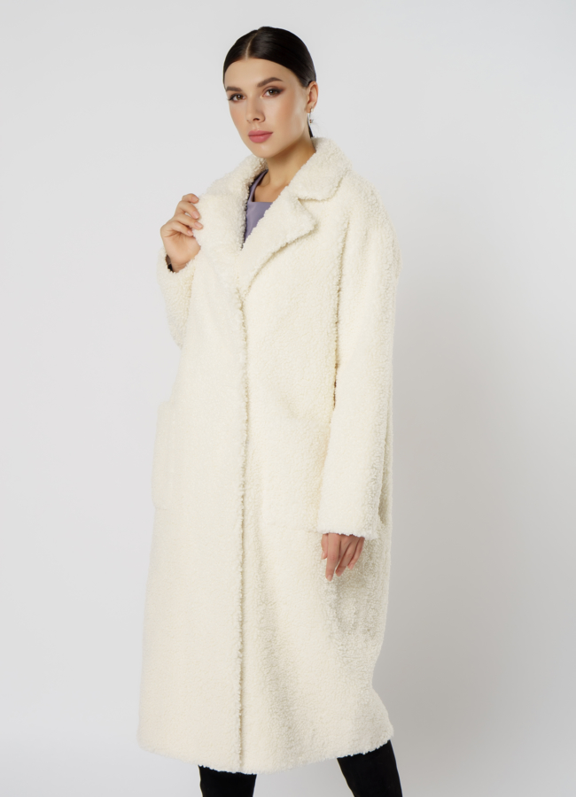 Пальто из эко меха белого цвета с английским воротником модель № 19433 меха малина