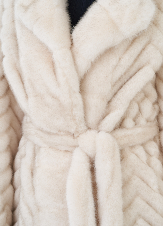 Пальто бежевого цвета из эко меха модель № 24915 универмаг малина