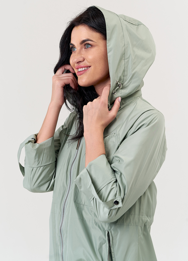 Плащ женский зеленого цвета с капюшоном модель № 21258 в рассрочку