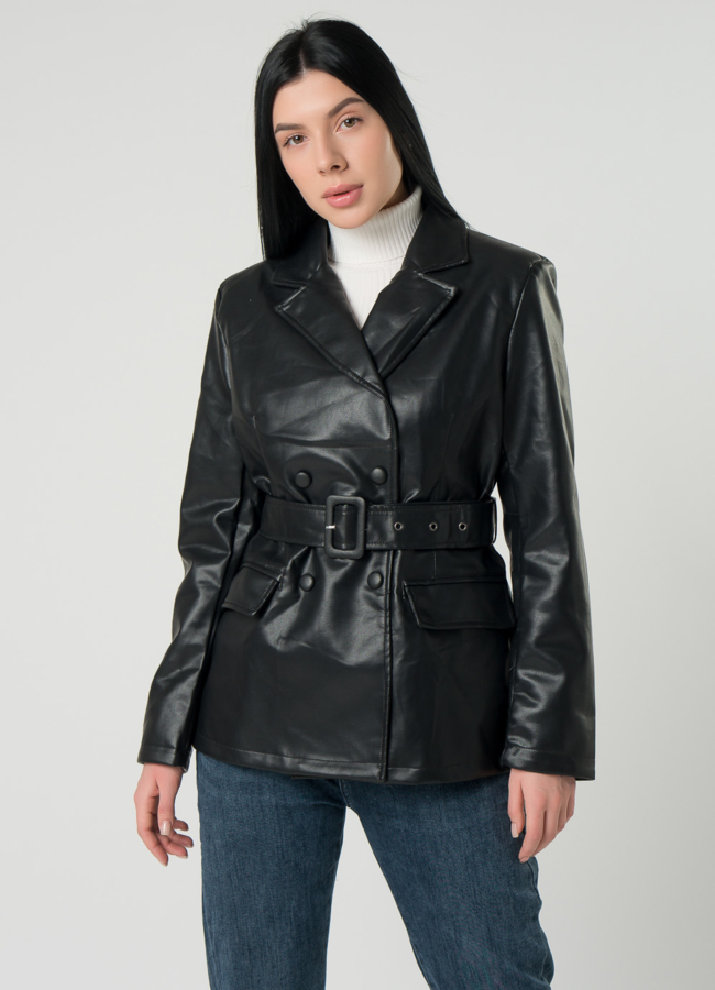 Женский пиджак черного цвета с поясом из эко кожи модель № 22408 в рассрочку