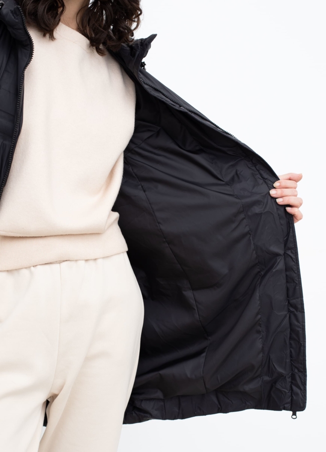 Женская куртка черного цвета  модель № 22529 универмаг малина