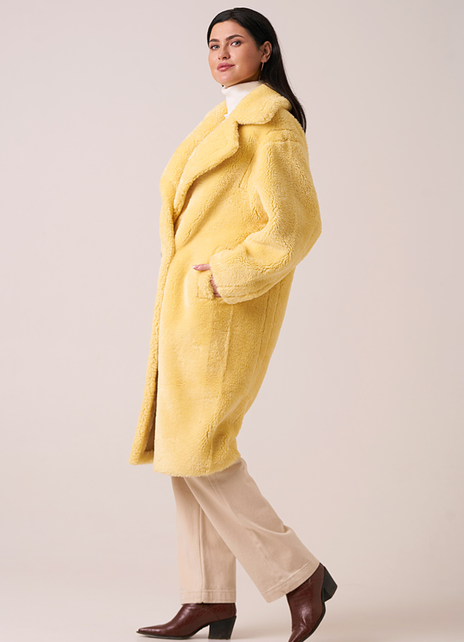 Пальто из эко меха желтого цвета с английским воротником  модель № 8257 универмаг малина