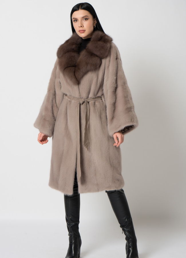 фото Шуба из норки бежевого цвета с английским воротником модель № 1404