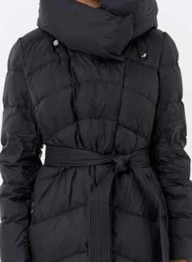 Женский длинный пуховик черного цвета с капюшоном