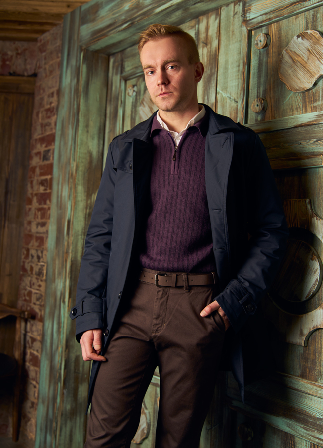 Удлиненная мужская куртка синего цвета  модель № 22416 меха малина