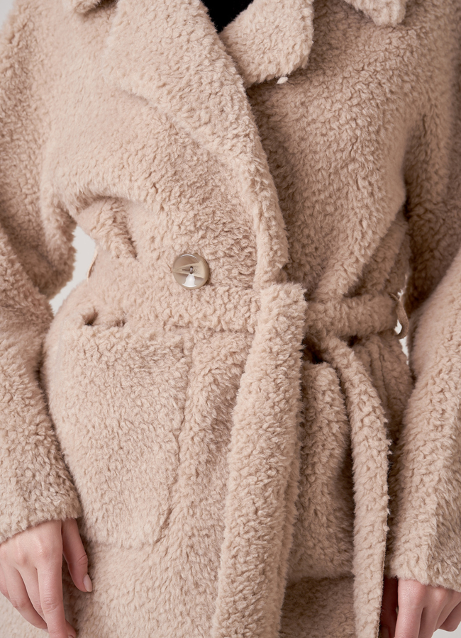 Женское пальто из эко меха в бежевом цвете модель № 8232 в кредит