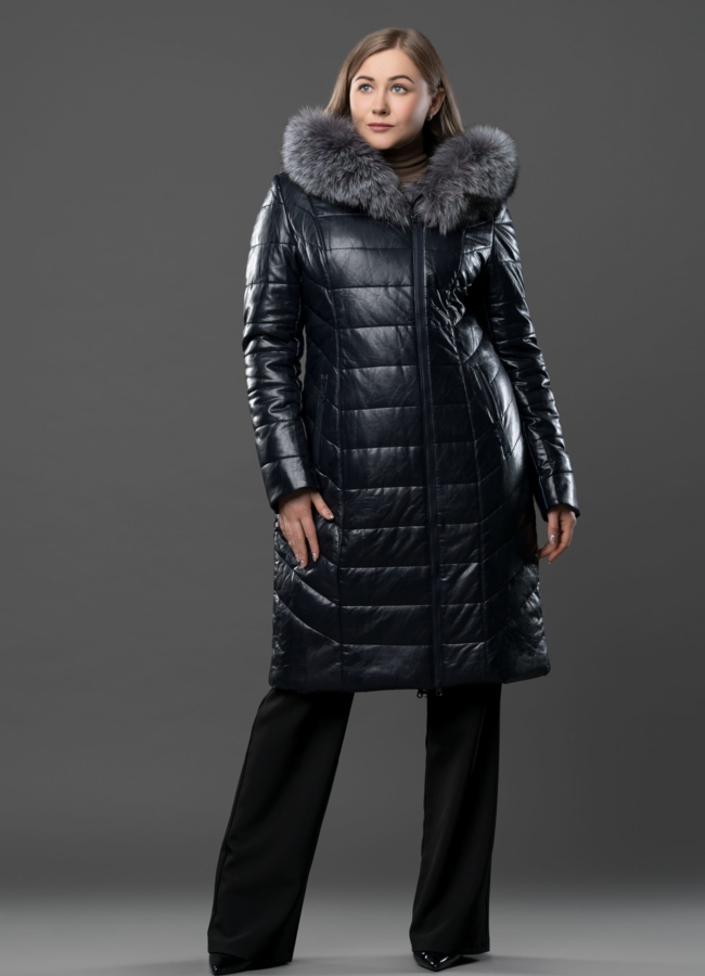 Пуховик из эко кожи синего цвета, на молнии, отделка чернобурка модель № 8721 меха малина