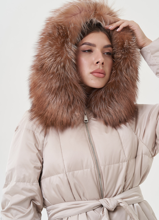 Пуховик бежевого цвета с отделкой капюшона модель № 25370 в рассрочку