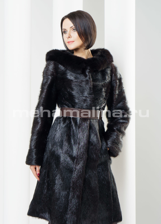 Шуба из нутрии с капюшоном, отделка песец модель № S-233 меха малина