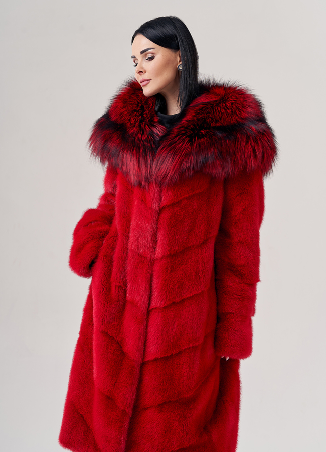 Шуба из норки с капюшоном  красного цвета  модель № 23838 в кредит