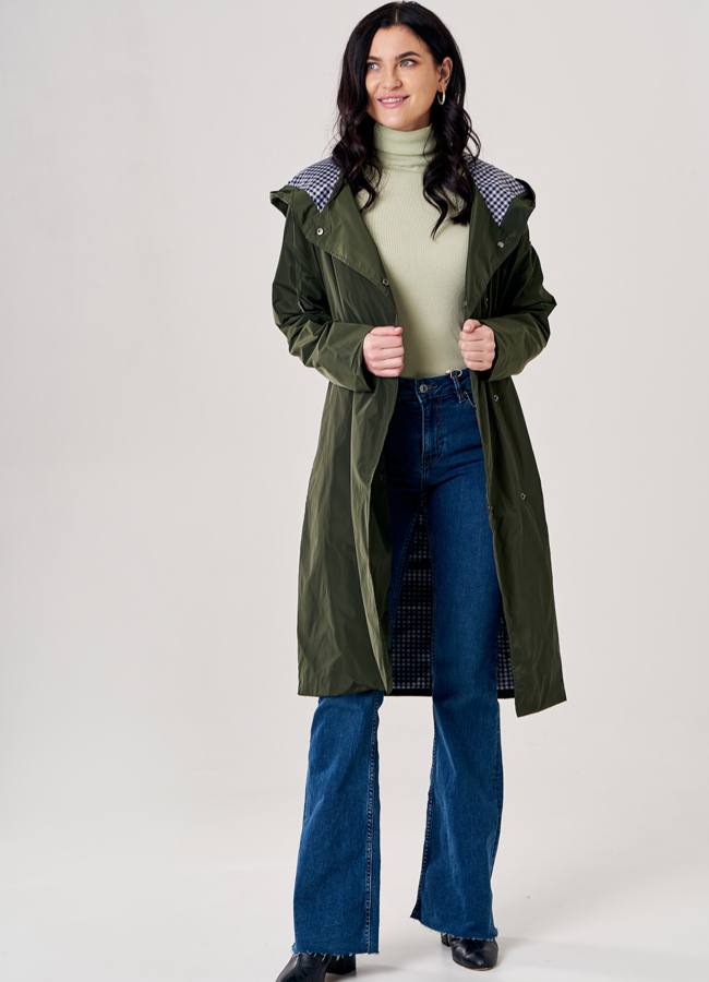 Плащ женский с капюшоном зеленого цвета модель № 20502 в рассрочку