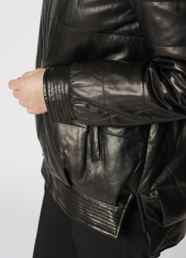 Укороченный кожаный пуховик с капюшоном черного цвета модель № 918 универмаг малина