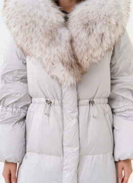 Светлый пуховик с капюшоном из меха лисы