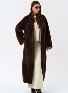 Длинное пальто из эко меха с декоративным поясом