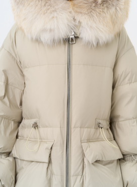 Женский пуховик с капюшоном из меха лисы