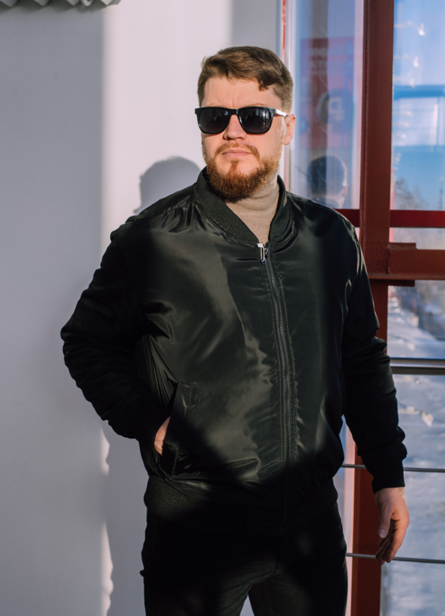 Куртка бомбер черного цвета на молнии  модель № 21256 меха малина