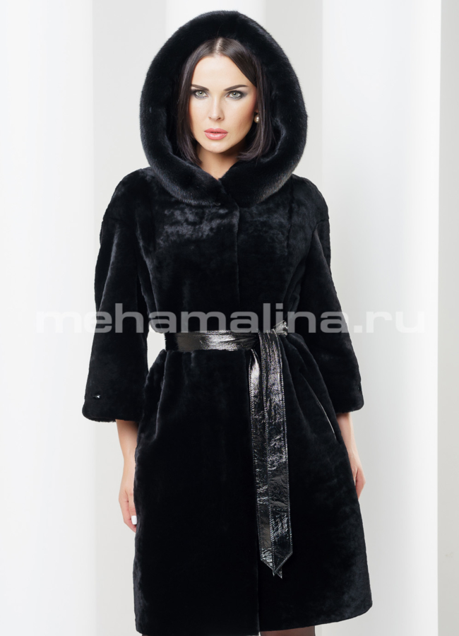 Шуба из мутона черного цвета модель № S-427 меха малина Шуба из мутона черного цвета модель № S-427 меха малина