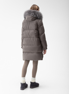 Женский пуховик с капюшоном из меха енота