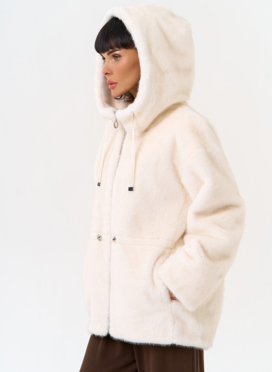 Женская светлая куртка из эко меха с капюшоном